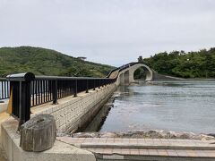 なんだかすごい橋がかかっています。島津島という小さな無人島への橋です。お松橋。