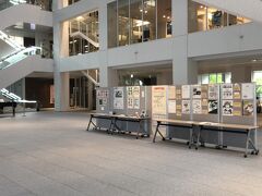 六本木通りに面した門から入ってすぐの建物で、守衛さんに「香雪(こうせつ)記念資料館へ行きたいです。」と伝え、記帳すると、ゲストカードを渡されました。
https://www.jissen.ac.jp/life/institution/shibuya_campus/campusmap_shibuya_index.html
