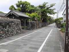 福江の町を散策します。
変わることなく当時の佇まいを残している武家屋敷通り。
石垣塀は、こぼれ石と称される丸い小石を積み重ねています。