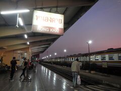 タイの【ノーンカーイ駅】到着！この駅で入国手続きをとった。１時間以上の乗り換え時間があったので、駅前の食堂でチャーハンをテイクアウトして駅で食べた。ここから夜行列車に乗り換え。
