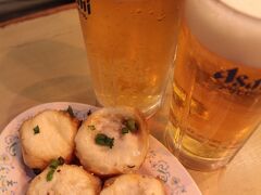 焼き小籠包とビールを注文。