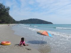 【メー・ランプーンビーチ】数年ぶりに訪れたが、相変わらず人が少なく、のんびりできた。交通の便が悪いのでバイクで。