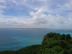 伊良部島を展望台から眺めました。やっぱり長い！