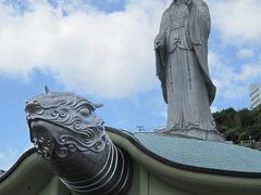 福済寺は、長崎の唐寺のなかでも大きな寺院であったといわれ、戦前には現在の国宝にあたる特別保護建築物に指定されていました。

しかし、第二次大戦中に原爆で焼失してしまい、現在では原爆被災者と戦没者の冥福を祈って建てられた「万国霊廟長崎観音」が静かに長崎の街を見渡しています。
