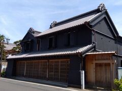 お隣さん　矢口家住宅
　矢口家住宅は茨城県土浦市中央に屋敷を構えている古民家です。矢口家住宅は店蔵と袖蔵が嘉永２年（１８４９）、元蔵が慶応年間（１８６５～１８６７年）に建てられた建物で、天保１２年（１８４１）の土浦大火後に建てられ事で、構造は何れも土蔵造りで開口部に観音扉を用いるなど防火の工夫が随所に見られます。