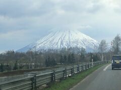 再びホテルに向かって出発！
羊蹄山が見えて来ました。
蝦夷富士と呼ばれているだけあって本当に小さい富士山って感じでした。
早くホテルに行きたい息子に急かされて車中から見ただけ。