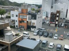 部屋の窓からの景色。

米子駅前にも拘らず駐車場が多く、地方都市の厳しさを感じます。