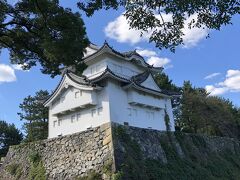 前回名古屋に来た時、飲食店や土産物屋が並ぶ城内の金シャチ横丁には来たのだが、
お城そのものは立ち寄れなかった。