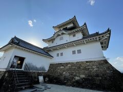 掛川城です。
今は、１７時まで見学可能です。中に入れるのは１６時半までで、かなりぎりぎりでした(^_^;)。

掛川城は復元されたもので、現存ではありません。
築城は朝比奈氏によるものですが、城郭の構造の基本的な部分は安土桃山時代に同地に入封した山内一豊によるものだそうです。

明治になって廃城していますが、その前に安政東海大地震があってその時に天守閣は倒壊しその後再建されないまま廃城となりました。天守閣が再建されたのは1994年です。