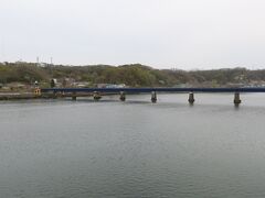 宮古橋を渡る。
上流側には三陸鉄道リアス線の橋梁。

宮古駅の方向とは違うが、スマホで近くの自転車屋を検索したらこの近くのバイクスおおはしがヒットした。
実は昨日からシートポストの締め付けが甘くなり、サドルが徐々に下がってしまうという症状が出ていた。
持参していた六角レンチのサイズがたまたまそこだけ合わなかったので、自転車屋で締めてもらおうと考えた。
バイクスおおはしで締めつけ調整してもらったが、無料だった。
大した作業ではないとはいえ、快くサービスしてもらった。