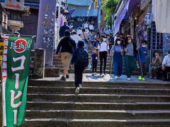 岡山に到着後、まずは瀬戸大橋を渡り高松へ。
うどんを食べた後、金刀比羅宮へ向かいました。