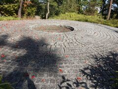 片埜神社から歩いて１５分ほどで車塚公園に到着。公園の南に写真の牧野車塚古墳がある。墳形は前方後円形で、墳丘長は１０７．５ｍ、墳丘は２段築成。墳丘表面の葺石は板石を使った特異なもので、徳島県・兵庫県産の石材が使用されている。古墳時代前期中葉の４世紀後半頃の築造と推定されている。公園を散策して、京阪本線牧野駅に戻る。