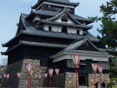 松江城の天守閣は現存する日本の天守閣12城の１つだそうです。
更にその天守閣の広さは第2位、高さは第3位とのこと。
お城祭り灯柱が夜は城を浮かび上がらせるのかな。
