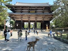 東大寺から観光をスタート。
南大門です。