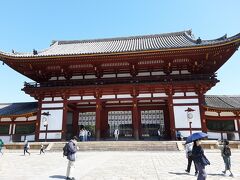 東大寺の中門。
東大寺に入ります。