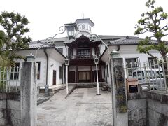 白雲館。

１８７７年に八幡東学校として設立されたものです。
役場や信用金庫として使われた後、１９９０年代に復元され、今は観光案内所として使われています。

なんて贅沢な観光案内所。
でも近江八幡の街には合ってますね。