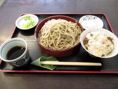 ざるそばと飛騨牛ご飯のセットをいただきました。観光地で食べる蕎麦、美味しいんですよね。