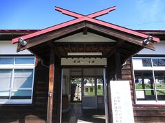 普段は利用客の少ない山間の駅舎ですが、この日は臥龍桜目当ての観光客で賑わっていました。