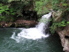 十戸滝です。高原の湧水で透明度が高く、ニジマス釣りのポイントにもなっています。滝つぼは30mで、迫力あるものでした。