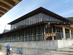 熊野本宮館
世界遺産センターです

熊野本宮大社や旧社地「大斎原」を望む地で、
世界遺産「紀伊山地の霊場と参詣道」（熊野古道）を訪れる人に、
観光情報や地域情報を発信する拠点として整備されました。


無料休憩所と　きれいなトイレ

そして史料館もあります