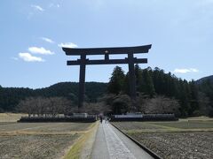 大斎原を発信基地として熊野の大神の広大なる御神徳が発揚するよう，
熊野本宮大社・熊野信仰の原点となる大斎原に，日本最大の第一大鳥居を建立する運びとなりました。
八咫烏を掲げた天下一大鳥居、竣工は，平成12年5月11日です。
