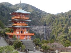 そして三重塔と　那智の滝

この那智の滝の　滝壺には　飛瀧神社 （ひろうじんじゃ）があります
道路から下る石段が辛いので　今回はパスしました

熊野三山参り満願です

うちのかみさんは　4人の孫に　三社のお守りを　計　12個も買って
満足そうでした　　

で　私とお前のは？
えッ？　要るの？　だって。