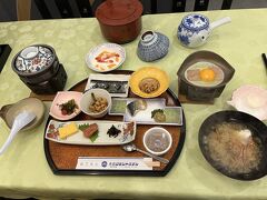 翌朝　朝食会場のレストラン
昔ながらの旅館の朝ごはんという感じの内容。
立地は大満足のホテルでした。