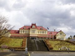 北海道博物館と開拓の村は、徒歩で10分かからなかった。
博物館→開拓の村は下り坂です。
逆は大変かも。

急に立派な建物に迎えられてびびる。