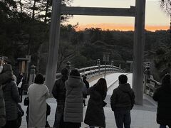 宇治川橋の大鳥居です。

冬至には鳥居の満々中に太陽が昇ってくるそうで。
冬至の前後の1か月は鳥居の中に日の出が見られるベストシーズン。

この日の日の出時間は7：00。
６：40頃到着しましたが、結構待っている方々が。 ベストポジションは取れませんでした。

