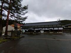 こちらは清川関跡
清川は江戸時代、最上川舟運の水駅として栄え、ここに関所があったそうです。
本合海から乗船した松尾芭蕉は、ここで下船し、狩川を通り羽黒に向かったと言われ、松尾芭蕉上陸の地として芭蕉像もありました。