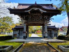こちらの立派な唐門は浄福寺
本間家三代当主光丘がに寄進したもの。
今から２２０年ほど前に京都の東本願寺大谷宗祖廟を模し、京都や近江の大工を呼んで莫大な費用をかけて造らせたそうです。