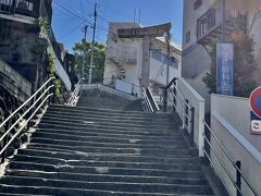 浦上駅前電停で下車ののち、5分ほど歩くと見上げるような階段の上に片足鳥居が出現する。