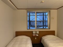 ホテルチューリップ石垣島にチェックイン

ちょうど改装工事中でホテルの建物が足場でおおわれています。
7月後半まで工事の予定らしいのでシービューは無理です。

まぁ、ツインルームは港とは反対側なので関係ないし、
今晩泊まるだけなので、ネットで覆われていても気になりません。