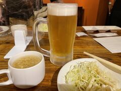 ホテルのチャリンコを借りて夕飯を食べに行きます。

いつもの「海人居酒屋 源 総本店」の1Fにある「海人めし」に行ったのですが、休みになっていて、2Fの居酒屋へ行くと予約なしでは入れないとのこと。
今年は行動制限がないから人が多いのを忘れてた！

仕方がないので「やっぱりステーキ」へ
まずはビール！