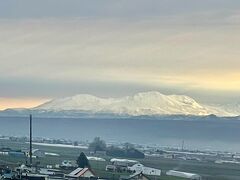 札幌を暗いうちに出発して、早朝の旭岳が見えてきました。この後、妻のリクエストに答えて、朝一番で、旭山動物園に向かう予定です。

さぁ、旅の始まりです！