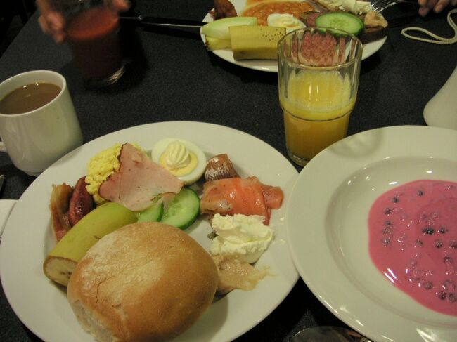 前の晩にちゃんとした夜ごはんを食べていないので、さすがにお腹が空いた～～～。<br />と、6時半にはごはんへ。<br />わ～い、しゃけ♪<br />ビュッフェにはスウェーデンの伝統的なごはん、といった感じのコーナーがあり、そこにスモークサーモンやたらこペースト、ゆで卵にマヨネーズといったものが置いてありました。右のお皿はベリーのヨーグルト。