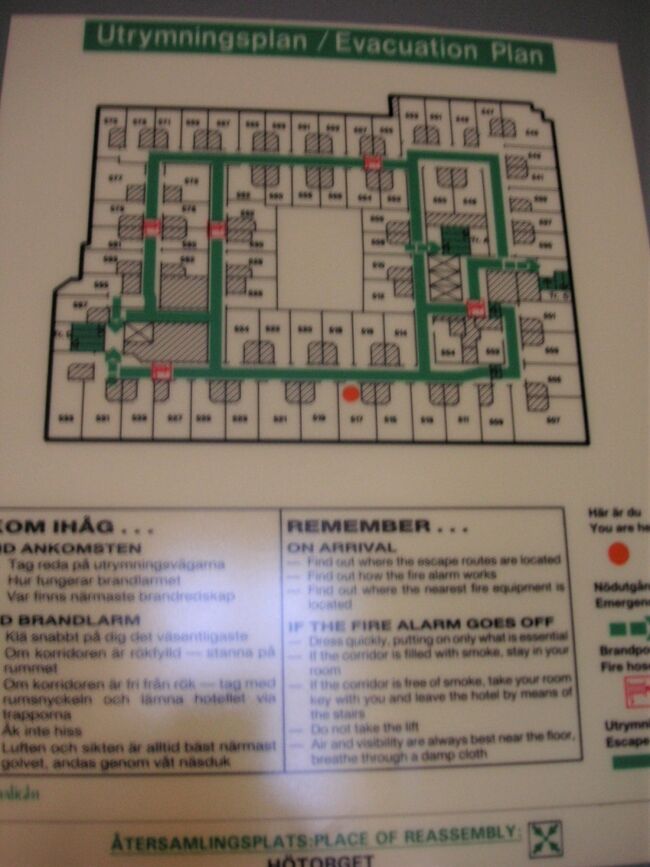 部屋に貼ってあった避難通路案内によるとホテルはこんな平面。泊った517号室は下側の真ん中よりのところです。<br />こちらは現在、Haymarket by Scandicになっておりますが、窓の無いシングル部屋なんてあるので、えええ～？それっていいの？と思ったら、昔もあったんですね。斜め向かいの部屋はどう見ても窓はないな。