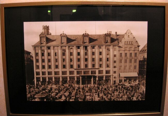 廊下に飾ってあった建設当初と思われる写真。<br />デパートのPUBは1882年創業ということなんですけど、建物の壁には「1916」の文字。え、創業時に建ったんじゃないのか。ふむ