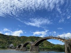 「錦帯橋」

河原に駐車場があります。
平日は無料ですが、休日は300円です。