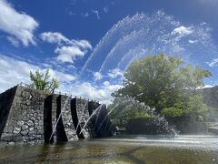 「吉香公園」

石垣からの噴水すごい