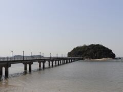 西浦温泉 「ホテルたつき」をチェックアウトして向かったのは、
初日に宿泊した「ホテル竹島」の前にある竹島。
前日は浜名湖ドライブを優先したので、目の前にある竹島はパスしてたんです（笑）
まぁ、3泊ともこの辺に宿泊するからいいか～ってことで。