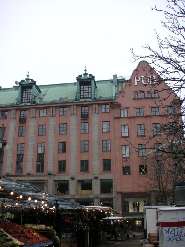 現在(といっても2007年ですけど)のようすがこちら。建って90年かあ…。<br /><br />さて、9時半にはホテルを出発し、ツーリストインフォメーションへ。