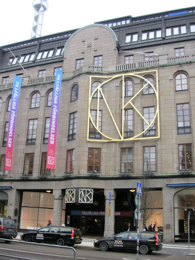 当時、インフォメーションがあったのはこちらのNKデパートの前。<br />ローゼンダールガーデンとティールスカーギャラリーへの行き方をきき、バスの路線図も載っている地図を25SEKで購入。<br />現在は、インフォメーションはここから移転しています。