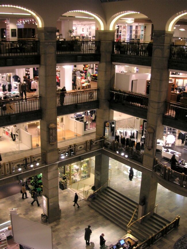 インフォメーションでローゼンダールガーデンのカフェは11時からと教えてもらったので、先にNKデパートの中へ。<br />ど～んと吹き抜けがある、いかにもデパート♪なつくり。上からぐるぐる回って、結局買い物をしたのは下の方の階にあったスーパーで。フルーツのスープが名物だ、とガイドブックにあったのでインスタントものを買ってみました！表紙の写真がそれです。