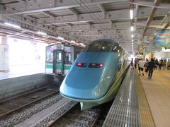 最上川号が、終点新庄駅には定刻14:52に着きました。
隣のホームには、15:00発のとれいゆつばさ号が停車しています。