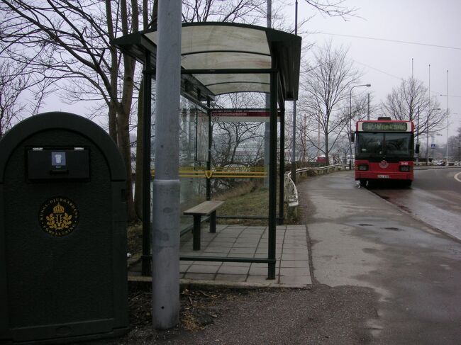 インフォメーションで教えてもらったローゼンダールガーデンの行き方は、NKデパートの前から47番のバスに乗ってWaldemarsuddeで降りる、というもの。<br />このバス停がWaldemarsuddeなんですけど、地図で見るとループになった反対側の方がローゼンダールガーデンへは近いような…。