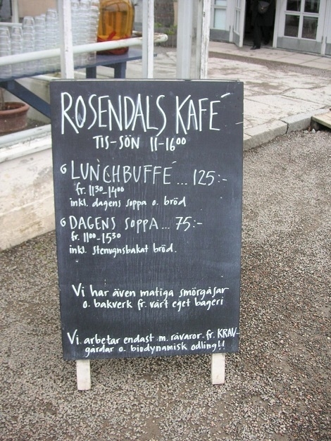 温室のような建物が何棟か建っており、「Kafe」と看板がかかっている建物の前にはこんな黒板が。<br />125SEKのランチビュッフェは、スープとパンも付いているのかな、となんとなく理解。<br />下の75SEKは、パンの付いたスープランチだ。きっと。