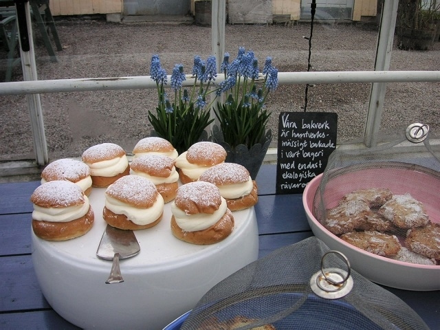 ケーキコーナーにはこの季節限定のセムラ♪<br />セムラって、クリスマスからイースターの間にしか登場しないものなんだそうで、そうだと知っていれば「別腹」で食べたのになあ…。<br />この時は、ちょっと多いかなと思って、またにしよう。と思っちゃったんですよね。