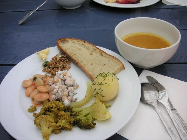 なんとなく味がわかるようなものをちまちま(おそるおそる)といただきました。ちょっと食には保守的なもので。<br />何種類盛ってもいいので、まあ、全部試せばよかった気もしますが…。ははは