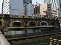 JR東 中央本線 【紅梅河岸高架橋】
1908年竣工、上路アーチ橋

日本に現存する一番古い高架橋とも言われる高架橋。アーチ環は耐震補強の為、RC内巻補強。